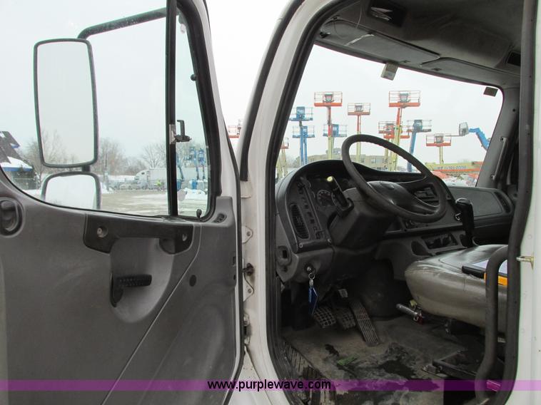 image for item G9185 2006 Freightliner Business Class M2 rollback truck