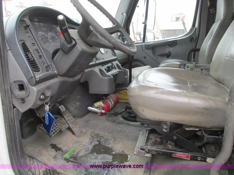 image for item G9185 2006 Freightliner Business Class M2 rollback truck