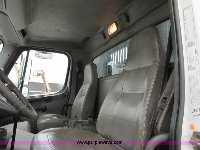 image for item G9185 2006 Freightliner Business Class M2 rollback truck