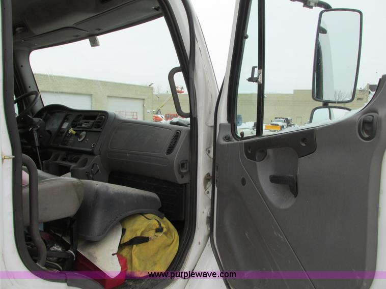 image for item G9185 2006 Freightliner Business Class M2 rollback truck