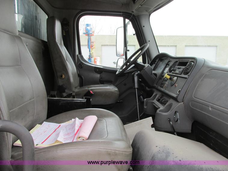 image for item G9185 2006 Freightliner Business Class M2 rollback truck