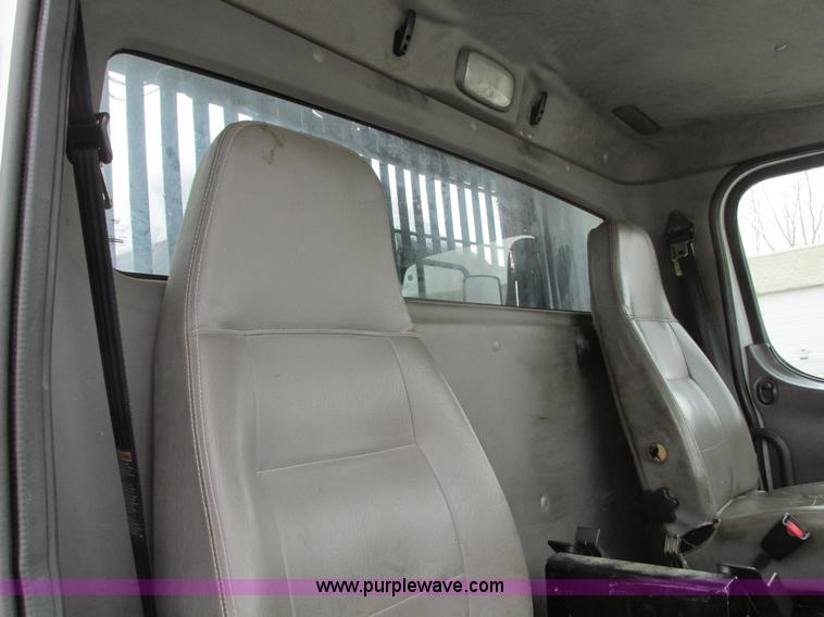 image for item G9185 2006 Freightliner Business Class M2 rollback truck