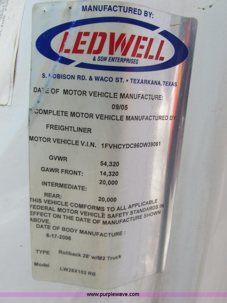 image for item G9185 2006 Freightliner Business Class M2 rollback truck