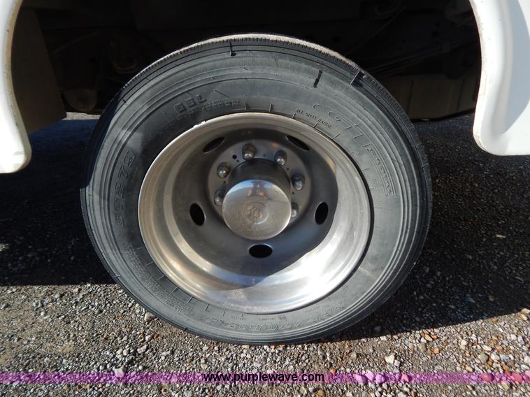 image for item H3885 2004 Ford F550 utility truck