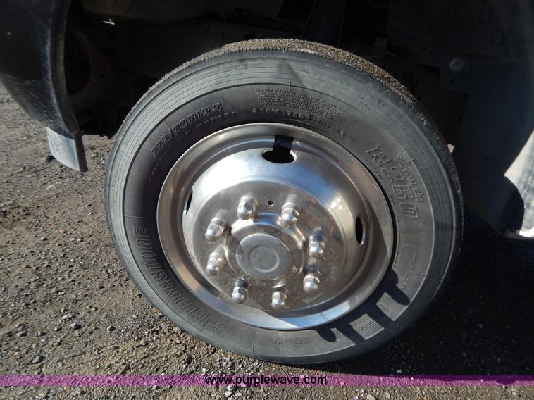 image for item H3885 2004 Ford F550 utility truck