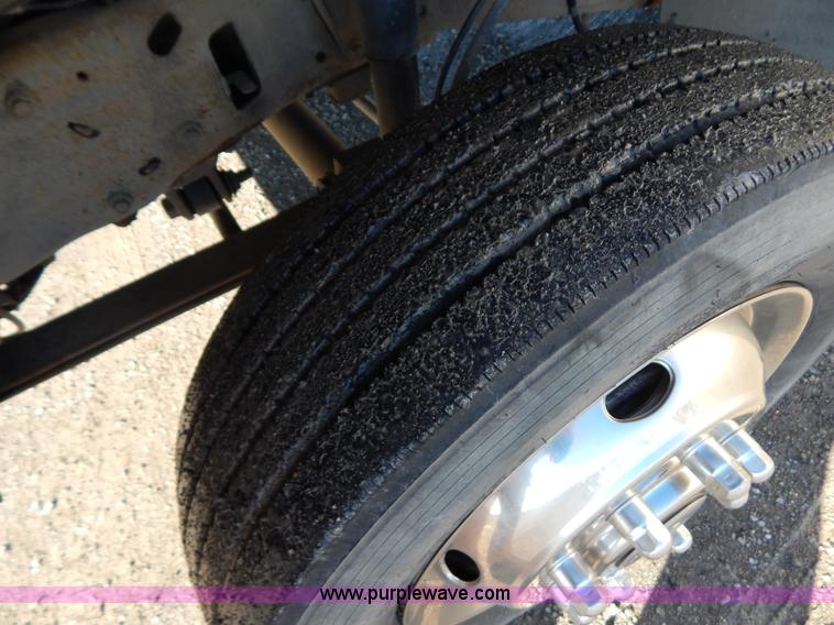 image for item H3885 2004 Ford F550 utility truck