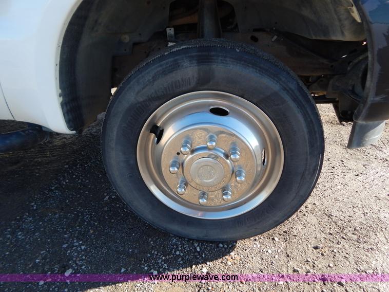 image for item H3885 2004 Ford F550 utility truck