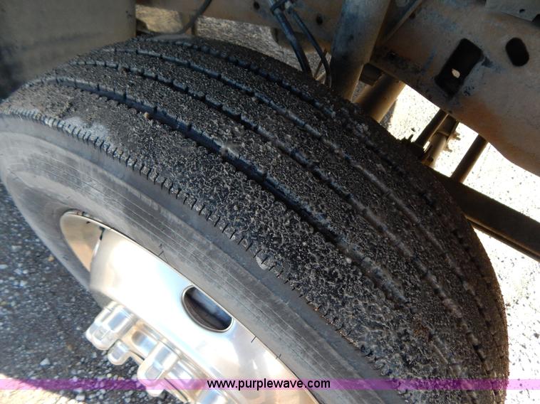 image for item H3885 2004 Ford F550 utility truck