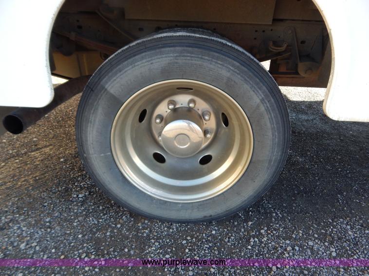 image for item H3885 2004 Ford F550 utility truck
