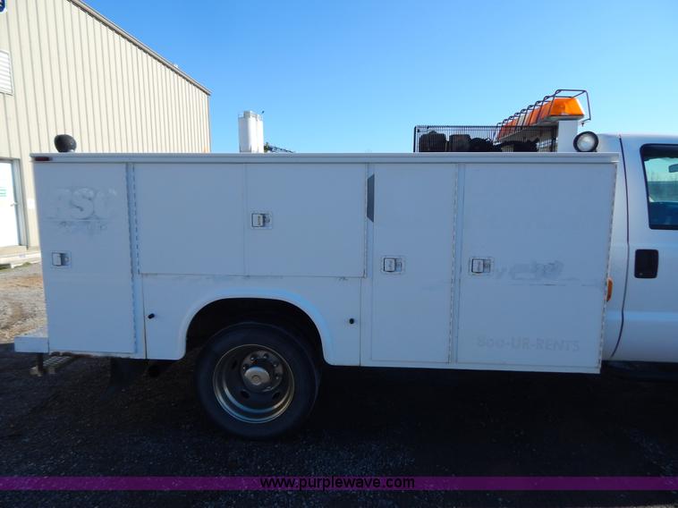 image for item H3885 2004 Ford F550 utility truck