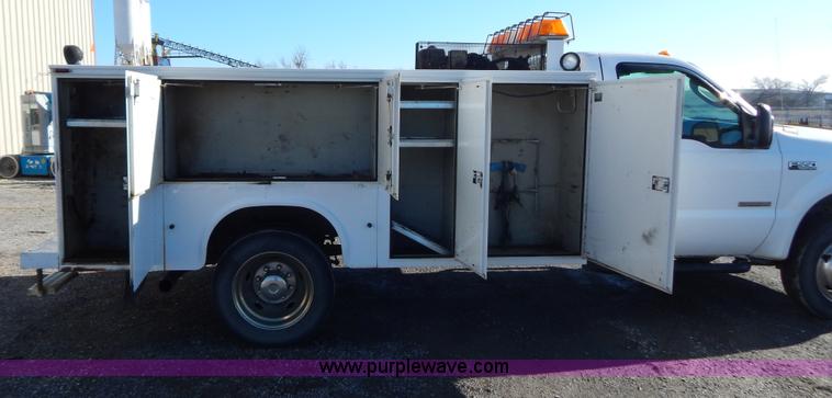 image for item H3885 2004 Ford F550 utility truck