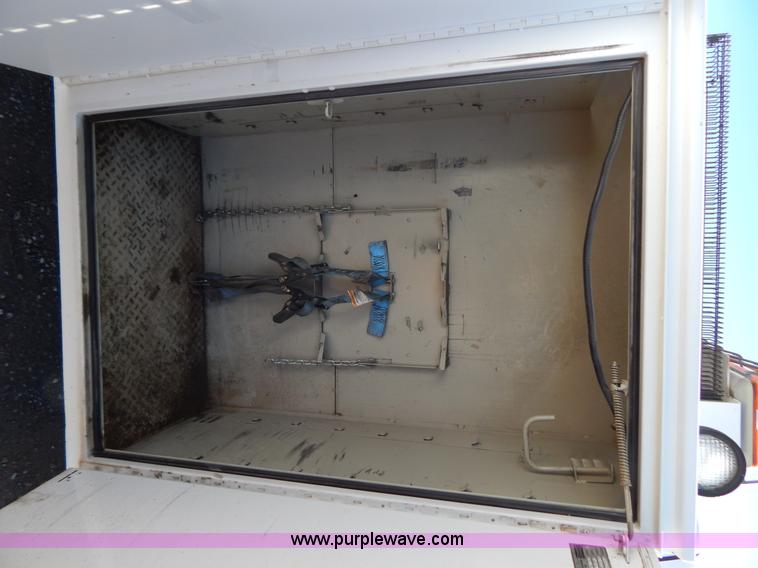 image for item H3885 2004 Ford F550 utility truck