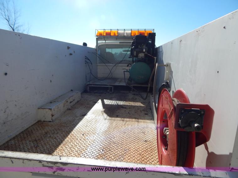 image for item H3885 2004 Ford F550 utility truck