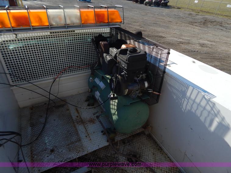 image for item H3885 2004 Ford F550 utility truck