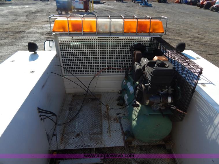 image for item H3885 2004 Ford F550 utility truck