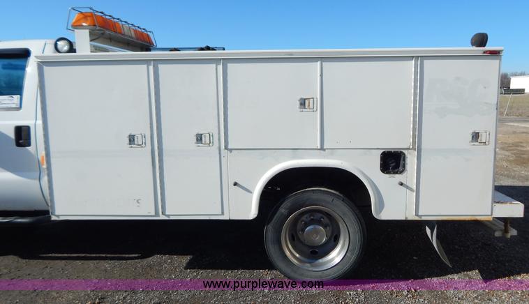 image for item H3885 2004 Ford F550 utility truck
