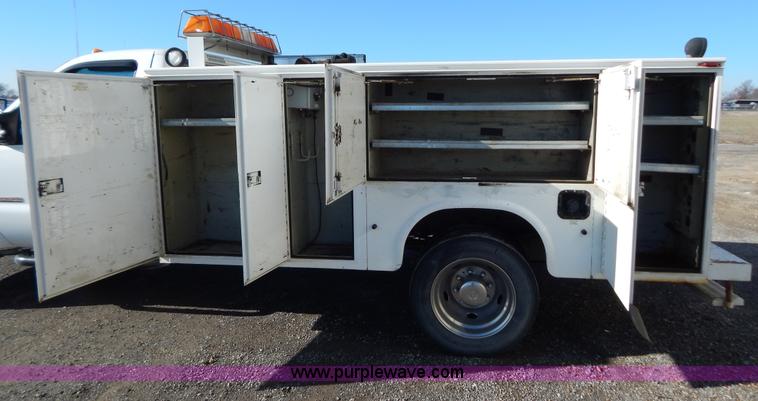 image for item H3885 2004 Ford F550 utility truck