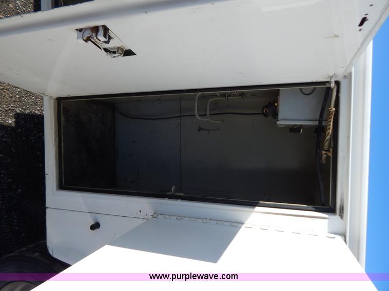 image for item H3885 2004 Ford F550 utility truck