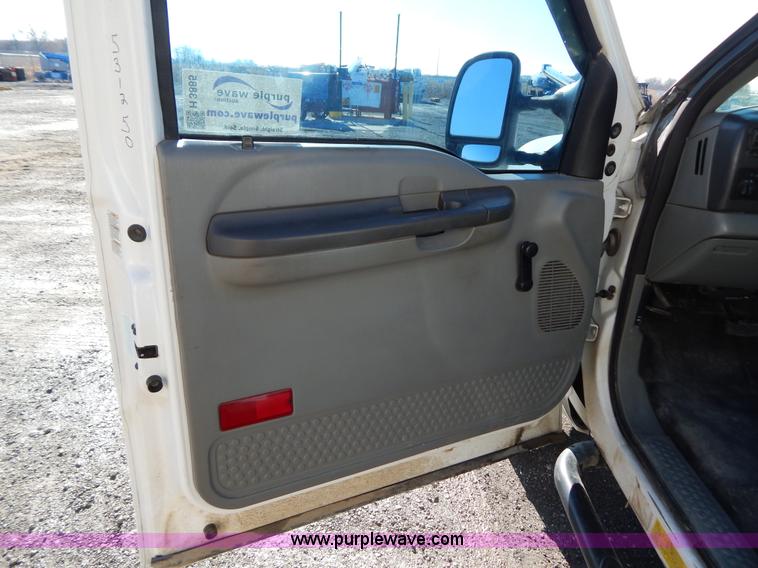 image for item H3885 2004 Ford F550 utility truck