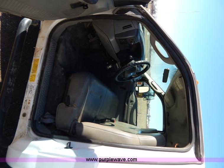 image for item H3885 2004 Ford F550 utility truck