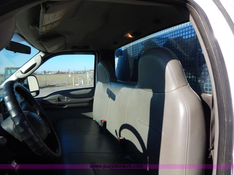 image for item H3885 2004 Ford F550 utility truck