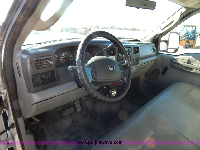 image for item H3885 2004 Ford F550 utility truck