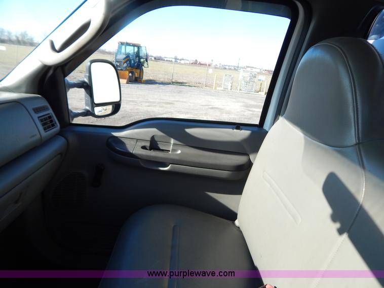image for item H3885 2004 Ford F550 utility truck