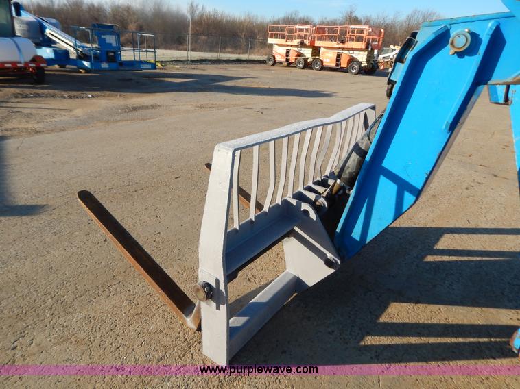 image for item H3886 2007 Genie GTH-1056 telehandler