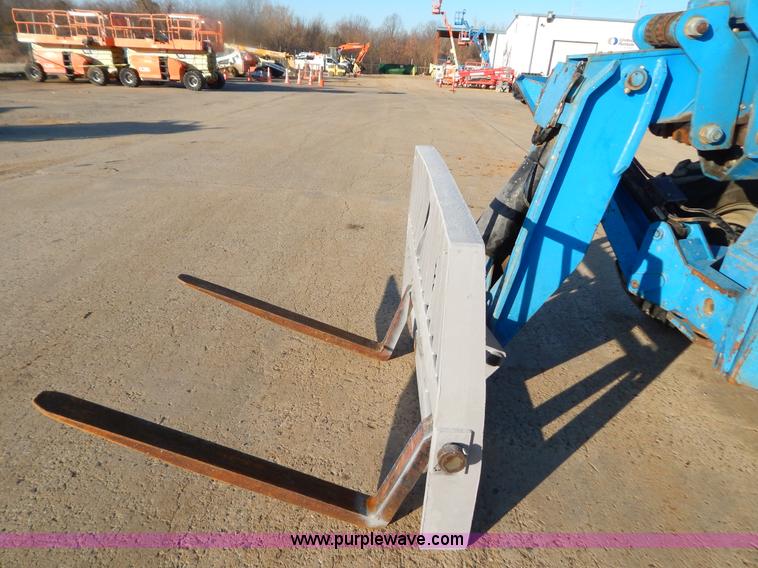 image for item H3886 2007 Genie GTH-1056 telehandler