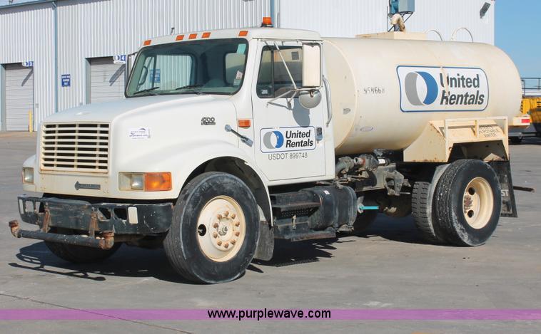 image for item H8307 1999 International 4700 water truck