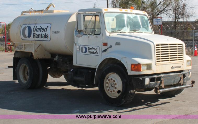 image for item H8307 1999 International 4700 water truck
