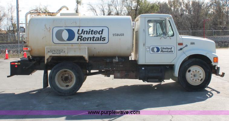 image for item H8307 1999 International 4700 water truck