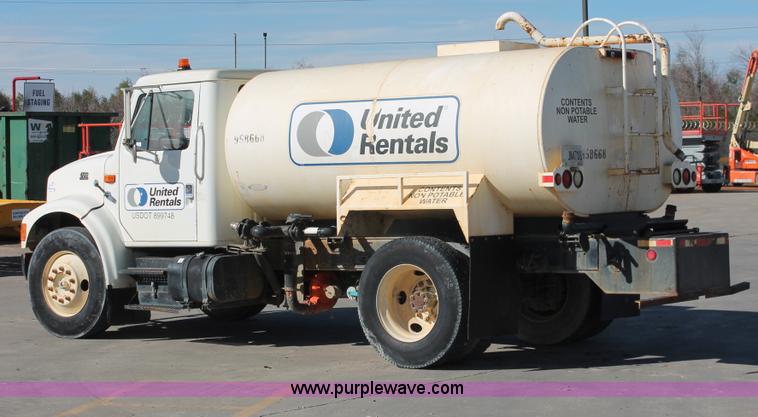 image for item H8307 1999 International 4700 water truck
