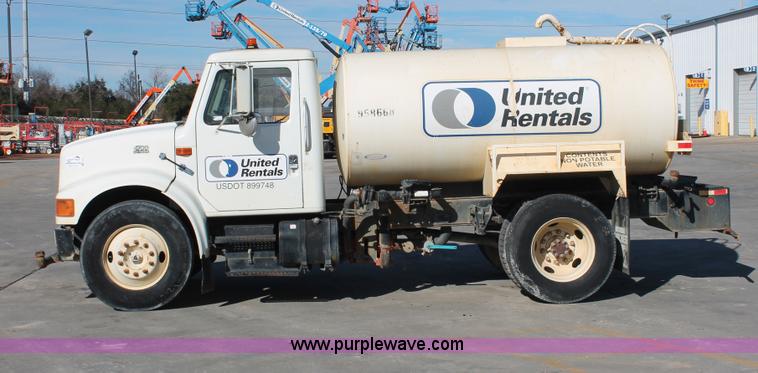 image for item H8307 1999 International 4700 water truck
