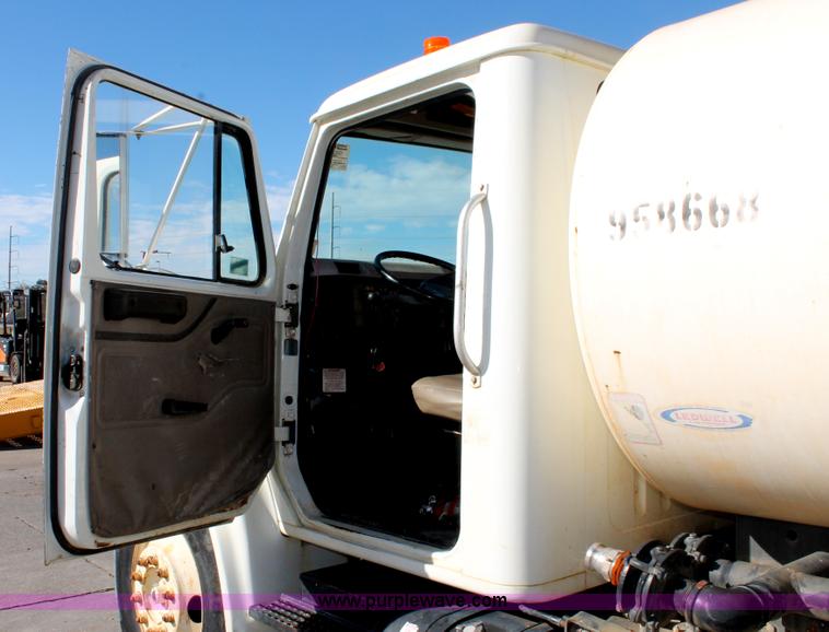 image for item H8307 1999 International 4700 water truck