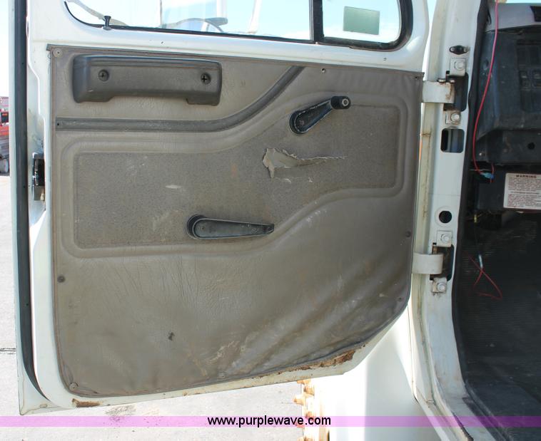 image for item H8307 1999 International 4700 water truck