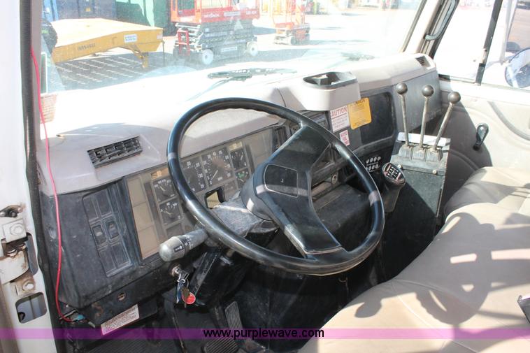 image for item H8307 1999 International 4700 water truck