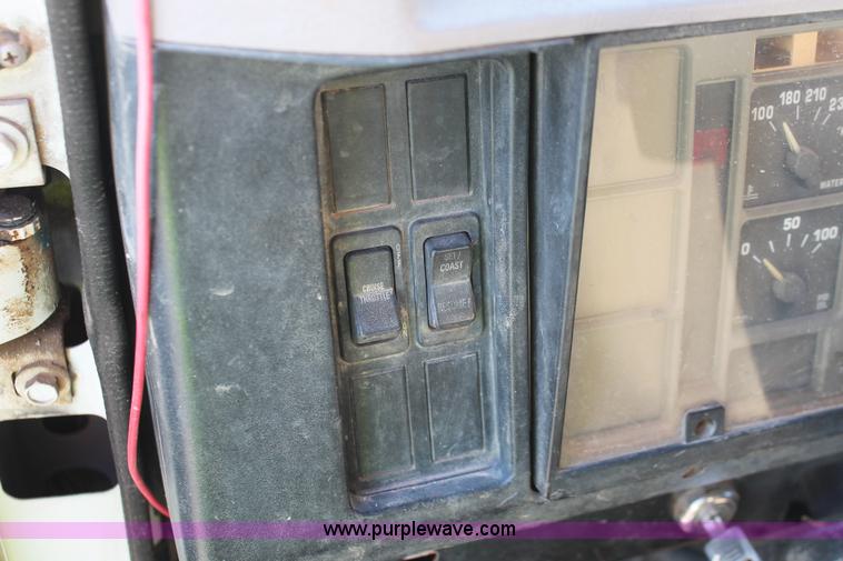 image for item H8307 1999 International 4700 water truck