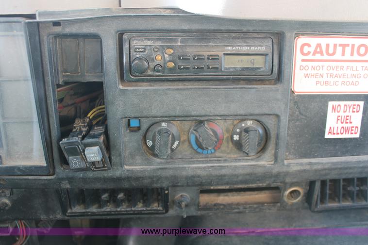 image for item H8307 1999 International 4700 water truck