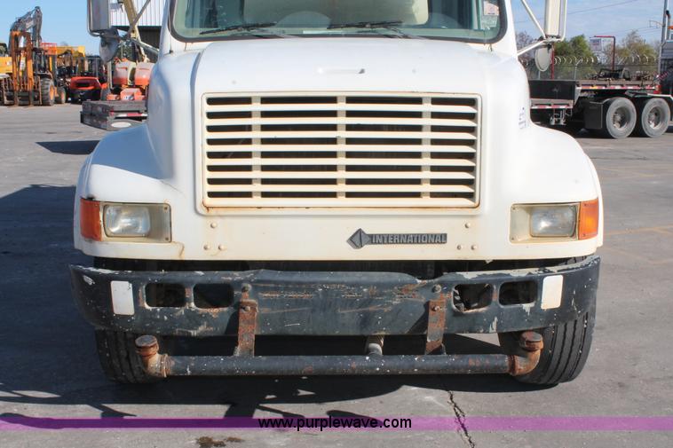 image for item H8307 1999 International 4700 water truck