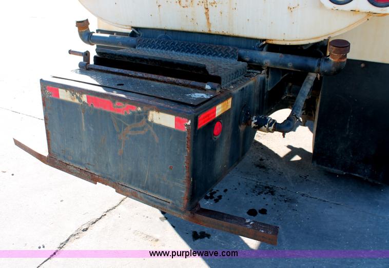 image for item H8307 1999 International 4700 water truck