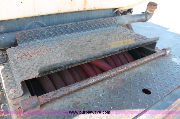 image for item H8307 1999 International 4700 water truck