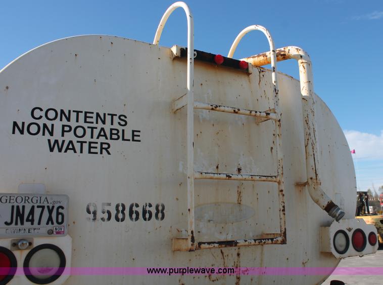 image for item H8307 1999 International 4700 water truck