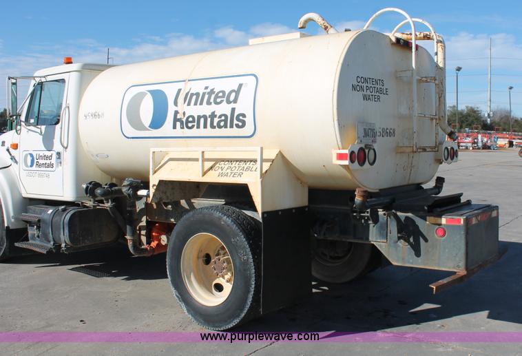 image for item H8307 1999 International 4700 water truck