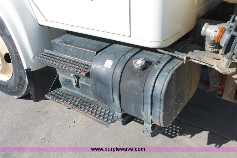 image for item H8307 1999 International 4700 water truck