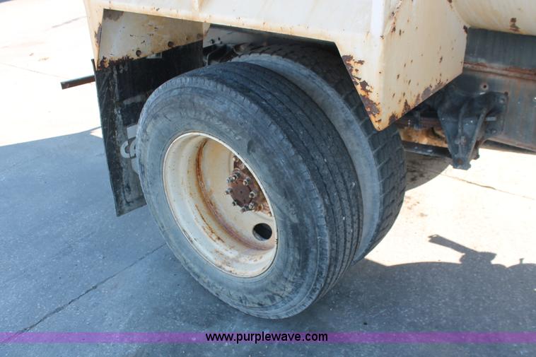 image for item H8307 1999 International 4700 water truck