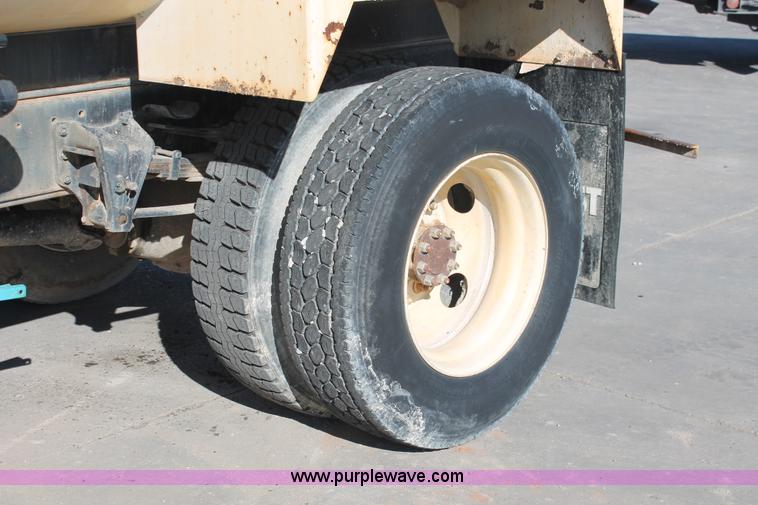 image for item H8307 1999 International 4700 water truck