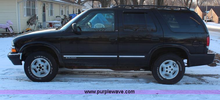image for item AU9805 2001 Chevrolet Blazer SUV