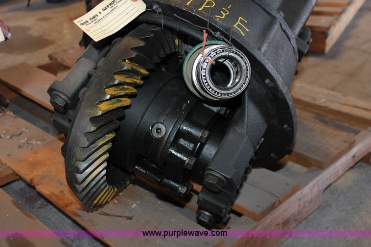 image for item AZ9472 International N400FR rebuilt differential