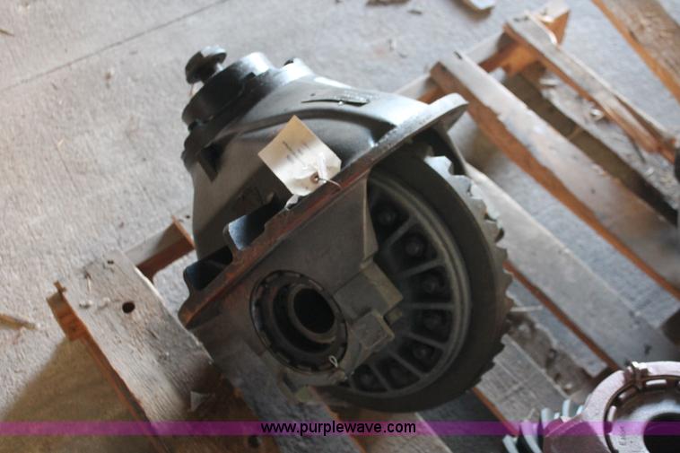 image for item AZ9475 Eaton RS404 differential